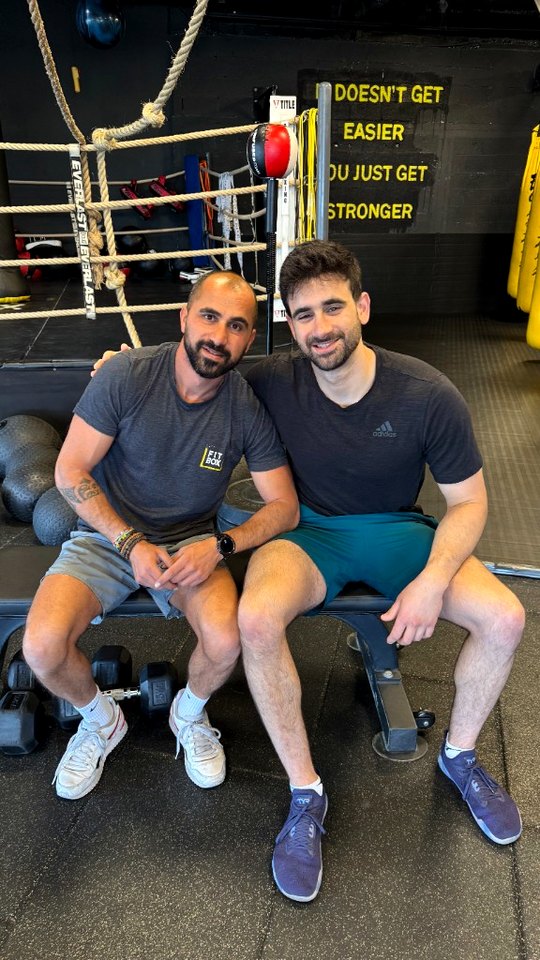 שחר פרוש עם לקוח ב-FitBox