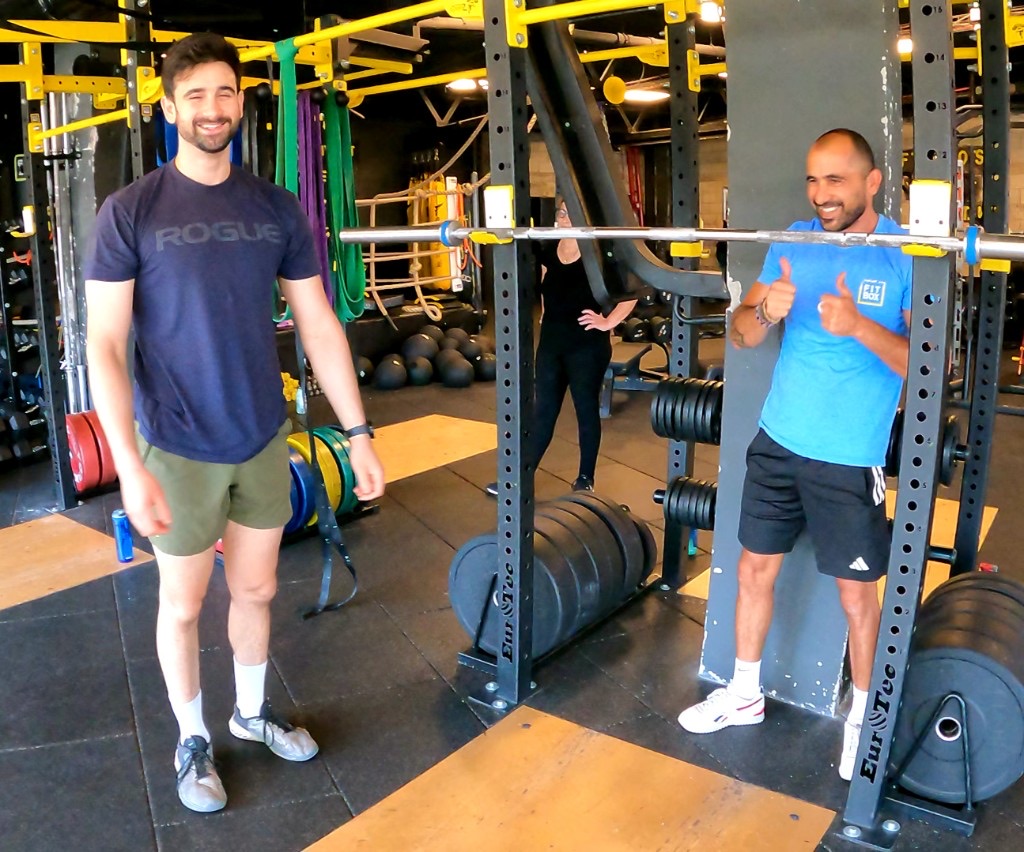 שחר פרוש עם לקוח ב-FitBox