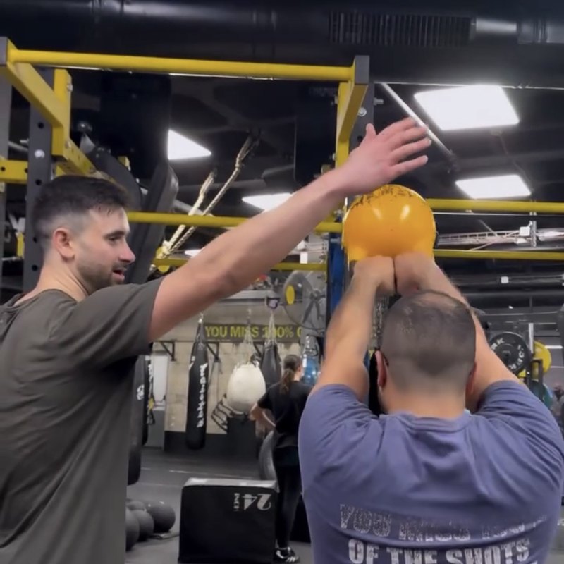 שחר פרוש מאמן לקוח עם kettlebell ב-FitBox